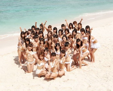“AKB48” อวดหุ่นสวยกลางแสงแดดริมทะเล ใน “Manatsu no Sounds good!”