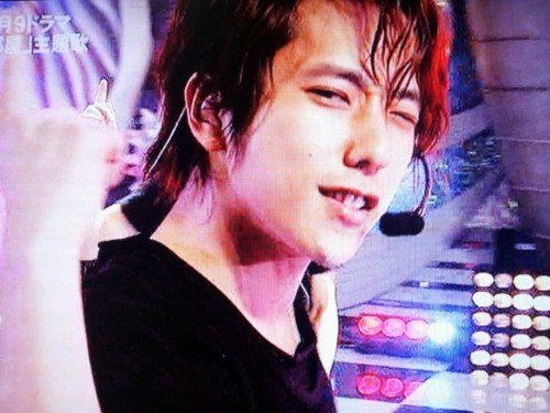 “นิโนะมิยะ” (Arashi) โชว์สปิริตสุดยอดแม้เจ็บขาในไลฟ์ “Face Down” จาก HEY!HEY!HEY!