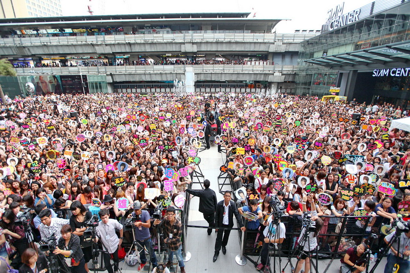 Hey!Say!JUMP อดทัวร์คอนเสิร์ตในไทยปี 56 แฟนเศร้าแต่สัญญา “ยังไงก็จะรอ”!
